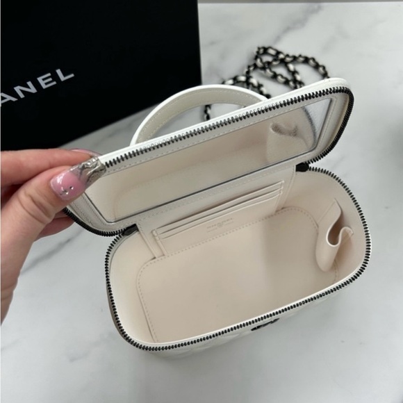 RARE❤️‍🔥NEW🖤🤍 CHANEL Trendy CC
Lambskin Quilted Mini Top Handle Vanity Bag - Picture 8 of 14